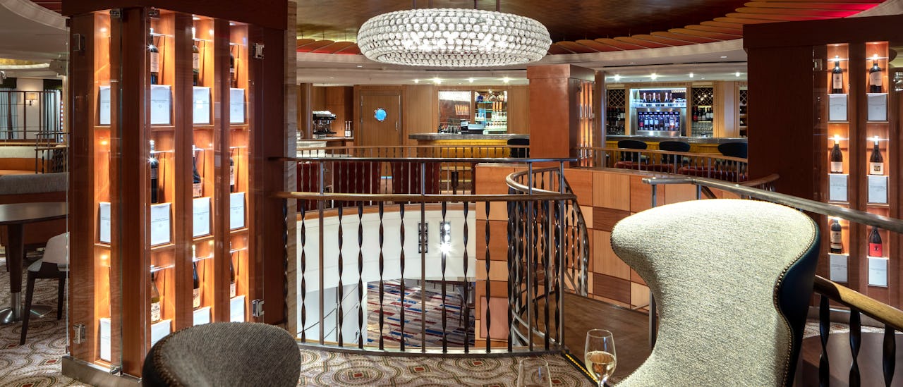 Lyssna på melodierna från pianot och njut av panoramautsikten på Crow's Nest 32 meter över havet