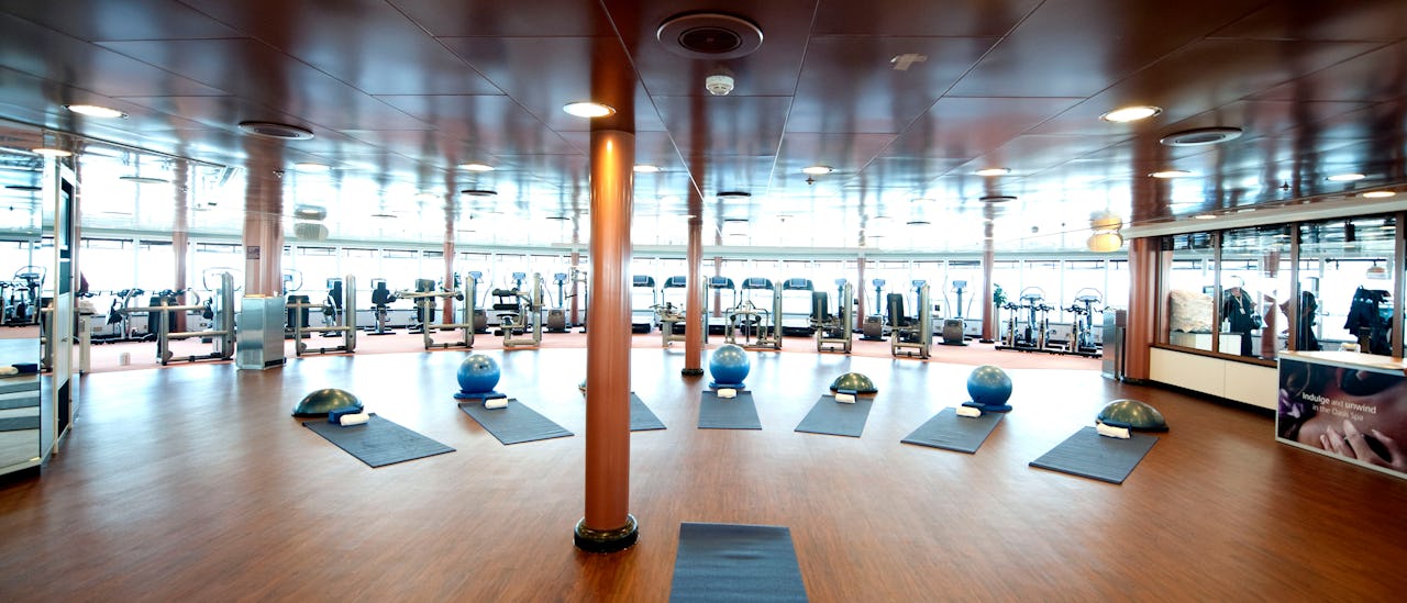 Träna med havsutsikt på ett välutrustat gym