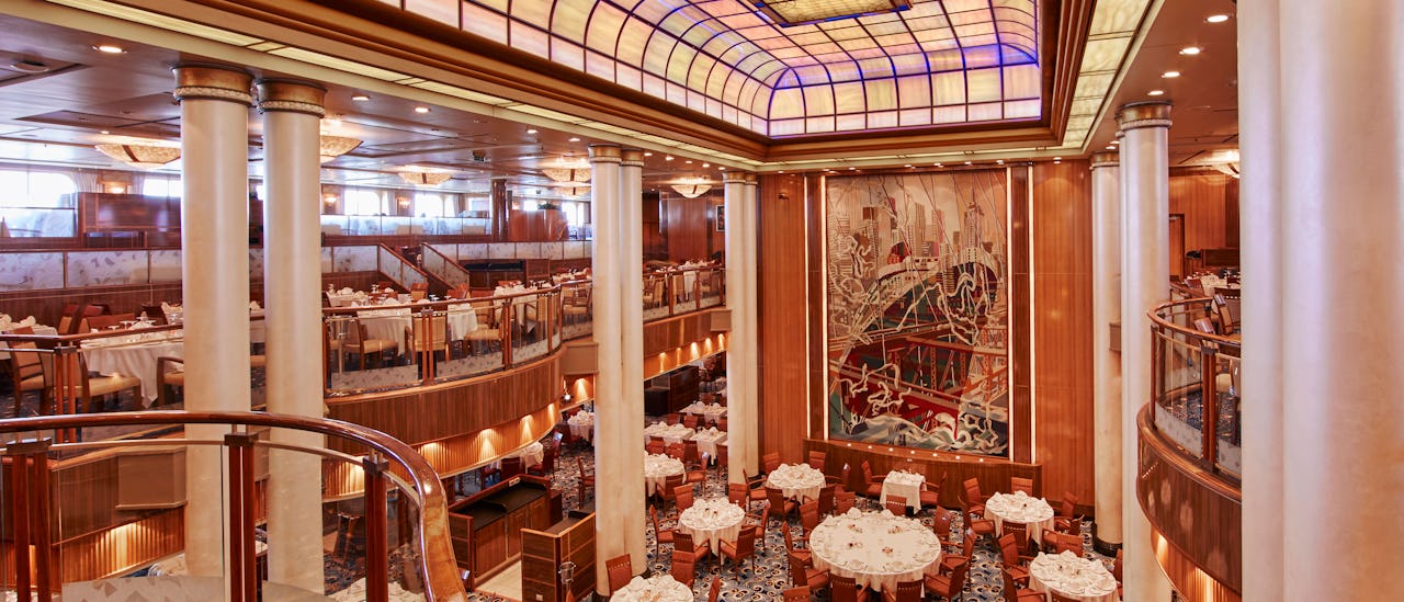 Britannia Restaurant – À la carte-restaurangen som ingår i kryssningsbiljetten.