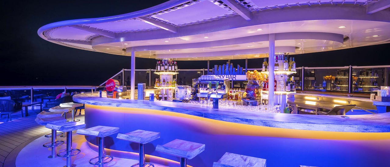 Ta en drink i Sky bar