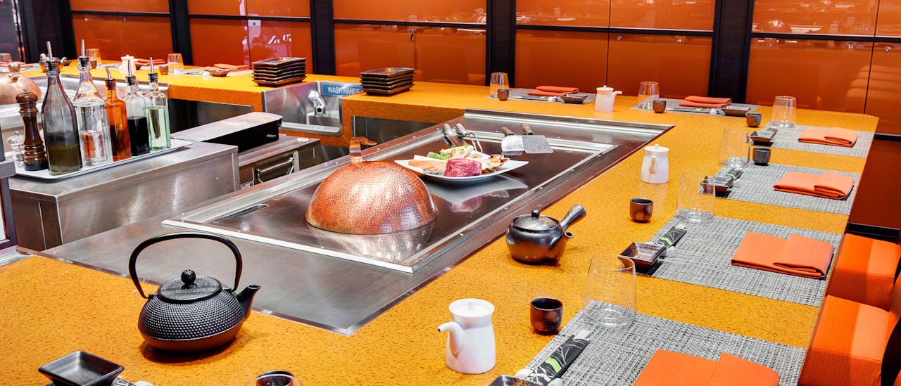 Sushi- och teppanyaki-restaurangen Kaito - mot extra kostnad.
