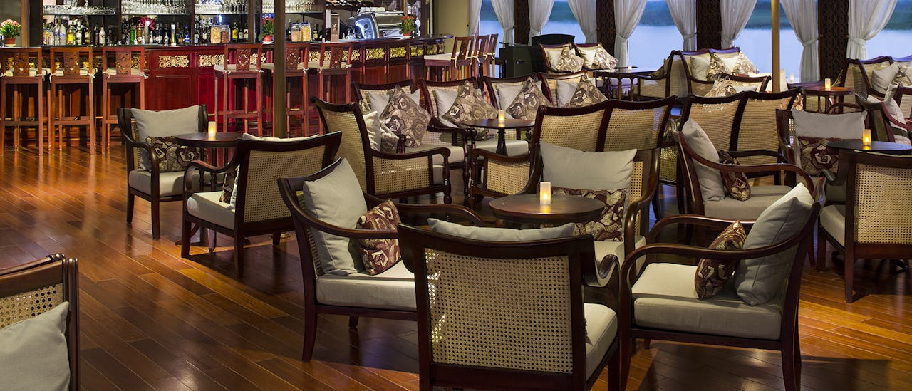 Njut av en drink i Saigon Lounge