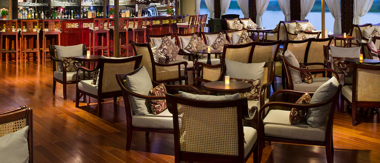 Njut av en drink i Saigon Lounge