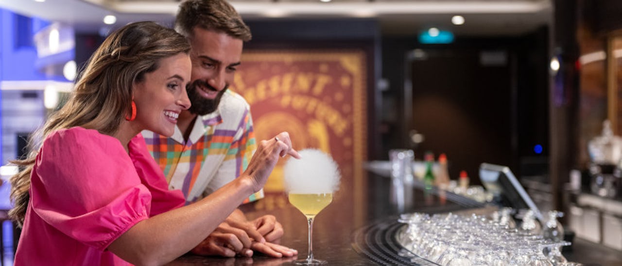 Njut av en cocktail i någon av barerna ombord