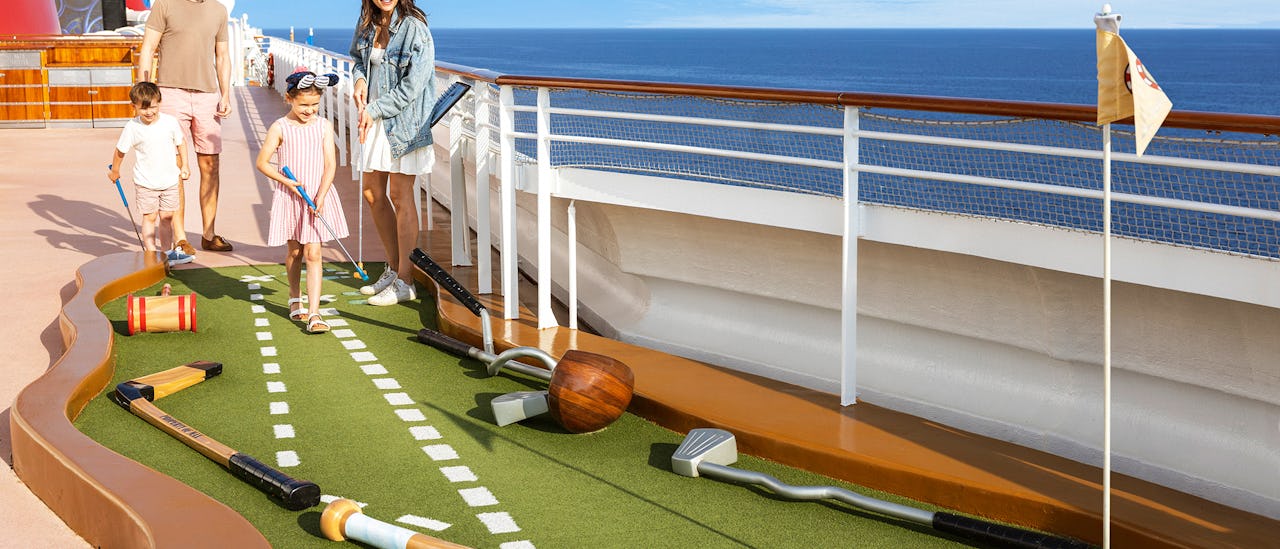 Spela minigolf på Goofy's Sports Deck