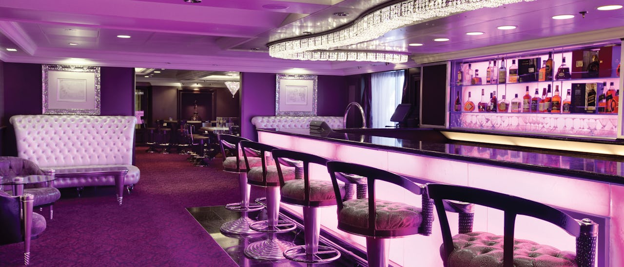 Njut av en drink i Casino Bar