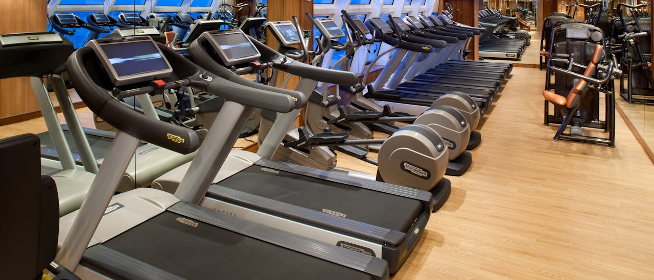 Träna med havsutsikt på ett välutrustat gym