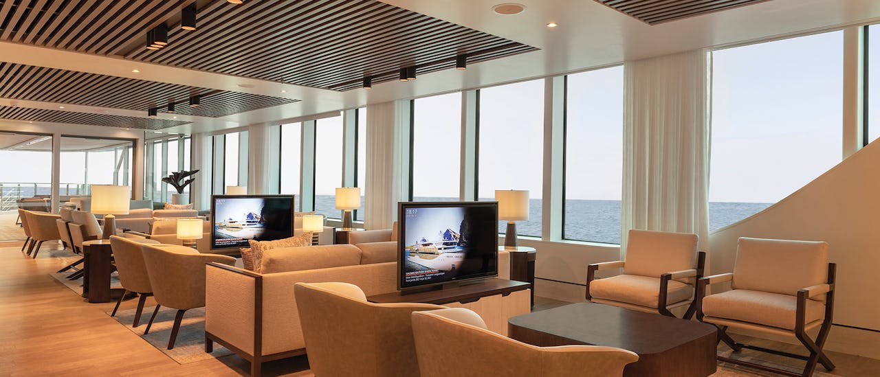 Basecamp, en elegant lounge där du kan umgås före och efter utflykter.