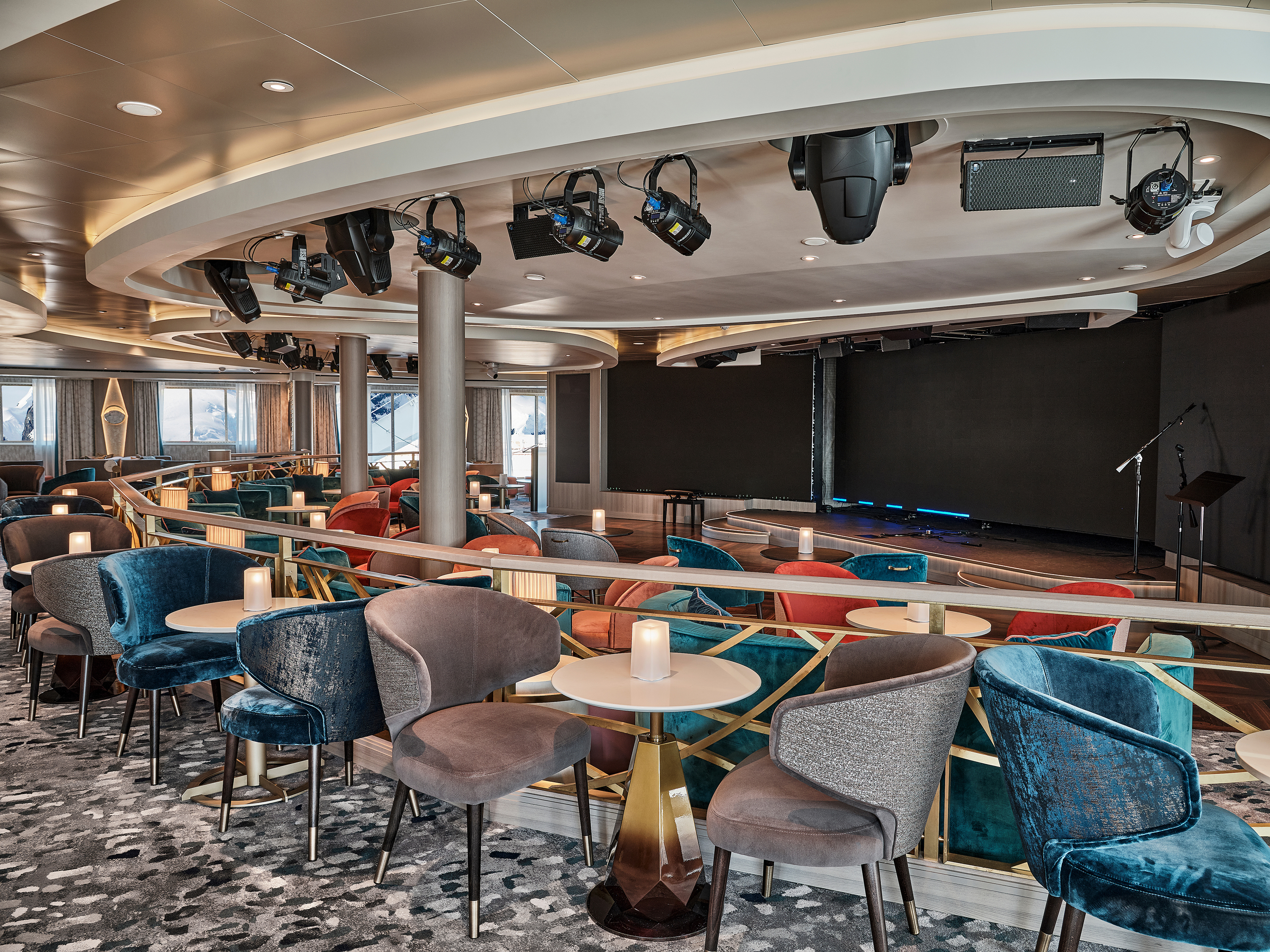 Explorer Lounge är navet ombord för samordning av utflykter i land