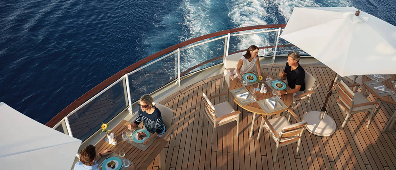På Yacht Club väntar utsökt mat och en oförglömlig panoramautsikt över havet