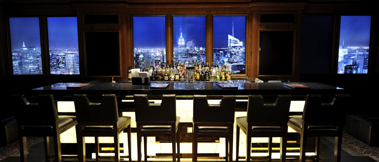 Njut av en cocktail i baren