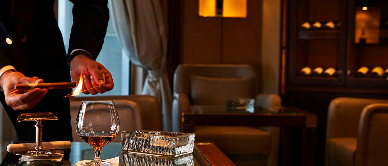 I Connoisseur's Corner kan du njuta av exceptionella cognacar och välja bland ett premiumurval av cigarrer för att köpa