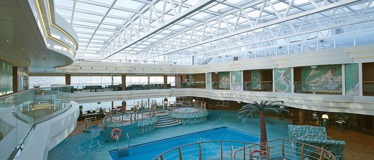 Pool med öppningsbart tak
