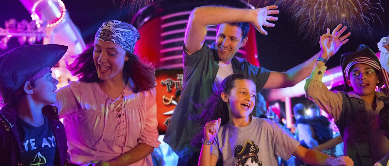 Ha kul med piraterna under Pirates of the Caribbean-kvällarna!