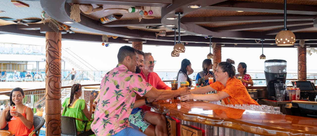 Red Frog Tiki-bar - smutta på en polynesisk punch eller prova en Jungle Bird! Den här poolbaren sträcker sig över två däck och tar dig direkt till landet Tiki.