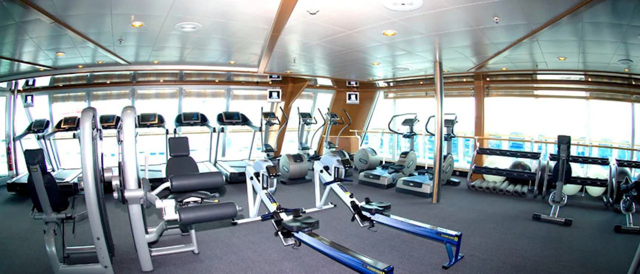 Träna med havsutsikt på ett välutrustat gym