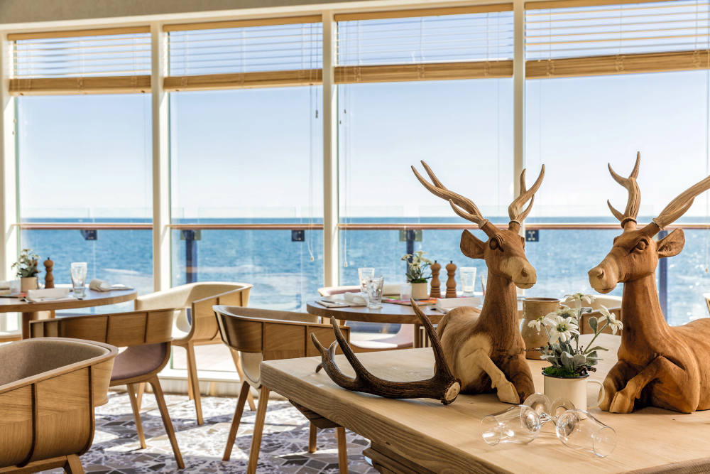 Njut av både traditionella och moderna specialiteter från Alperna på restaurangen Schmankerl