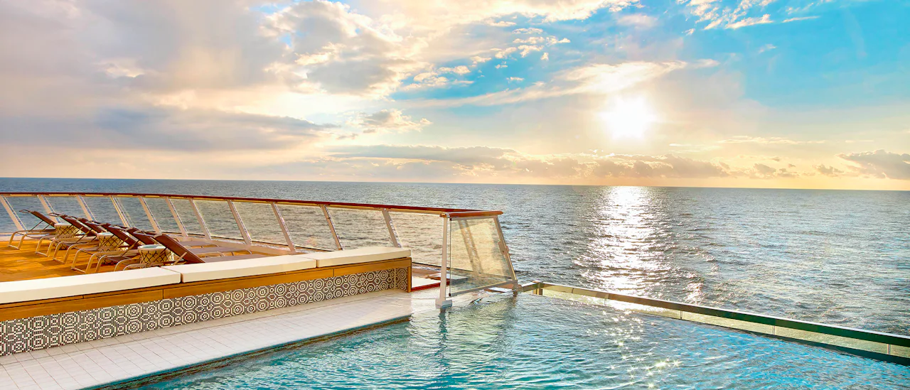 Aquavit Terrace och infinitypoolen