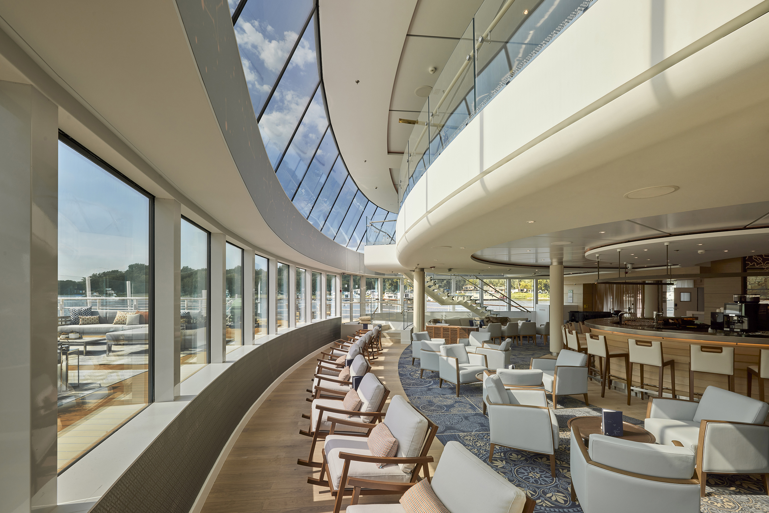 Solljus i Explorers Lounge
