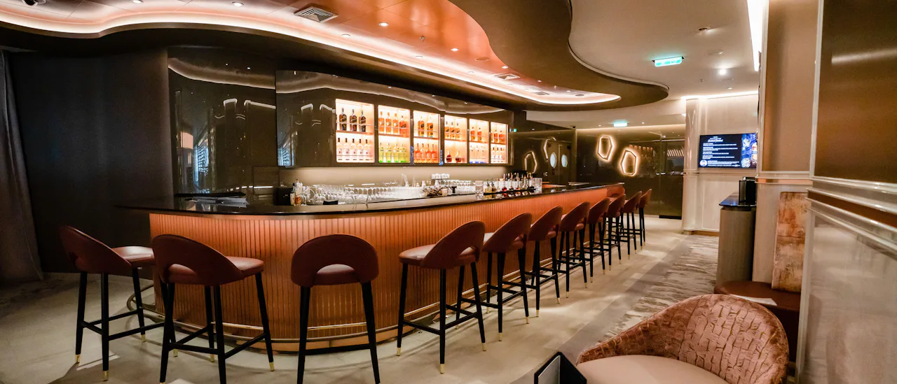 Njut av en drink i World Class Bar