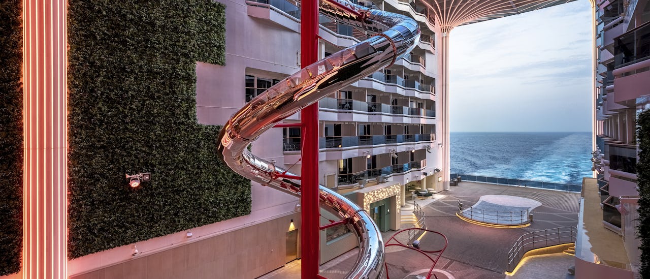The Spiral som är en 11-däcks toppmodern rutschkana gjord av rostfritt är strandpromenadens centrum