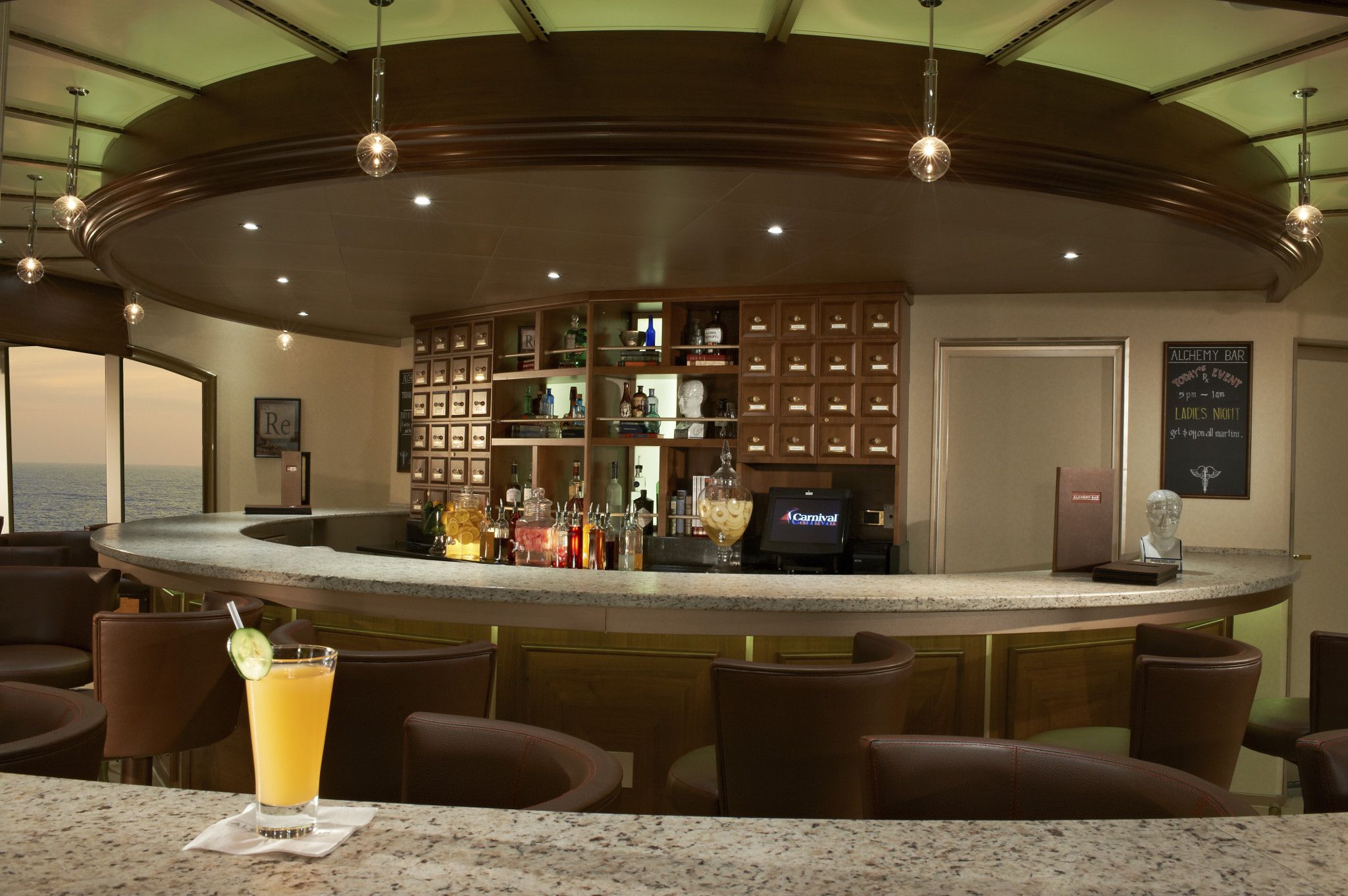 Prova en unik cocktail, specialblandad av drinkmästarna på Alchemy Bar!
