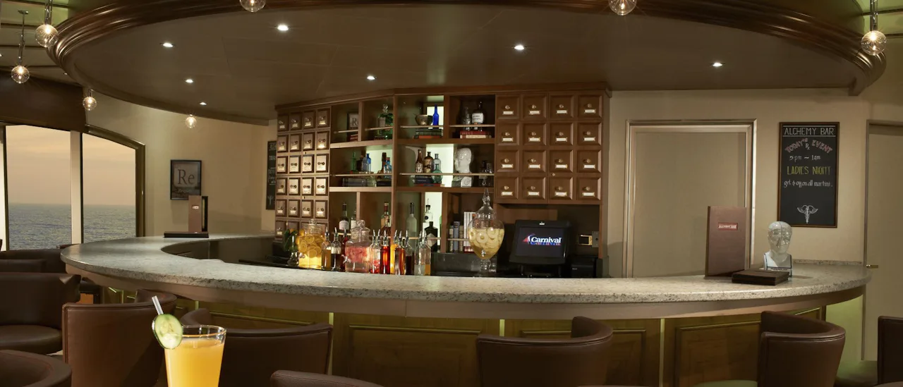 Prova en unik cocktail, specialblandad av drinkmästarna på Alchemy Bar!