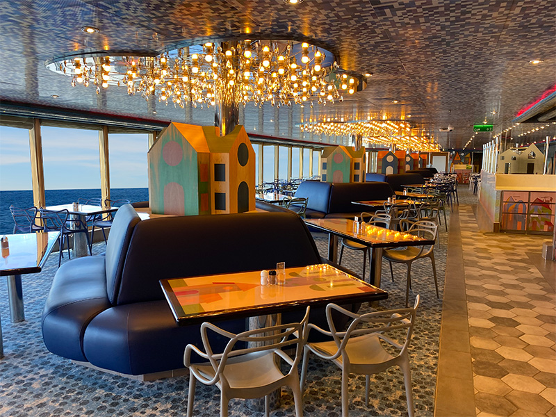 Lido Marketplace är en avslappnad självbetjäningsrestaurang med generösa bufféer till frukost, lunch och middag