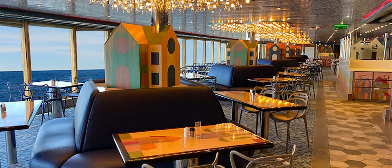 Lido Marketplace är en avslappnad självbetjäningsrestaurang med generösa bufféer till frukost, lunch och middag