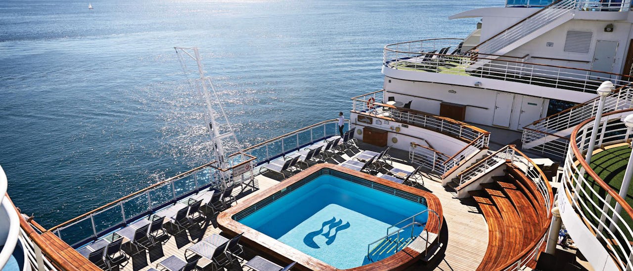 Pool med utsikt över kölvattnet