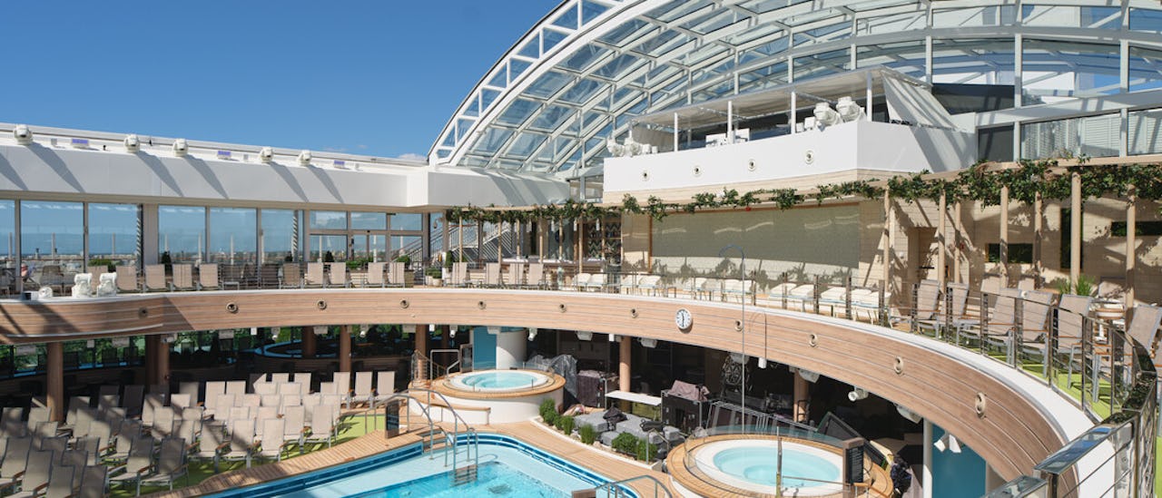 På dagen är SkyDome en avslappnad poolmiljö med restauranger och underhållning