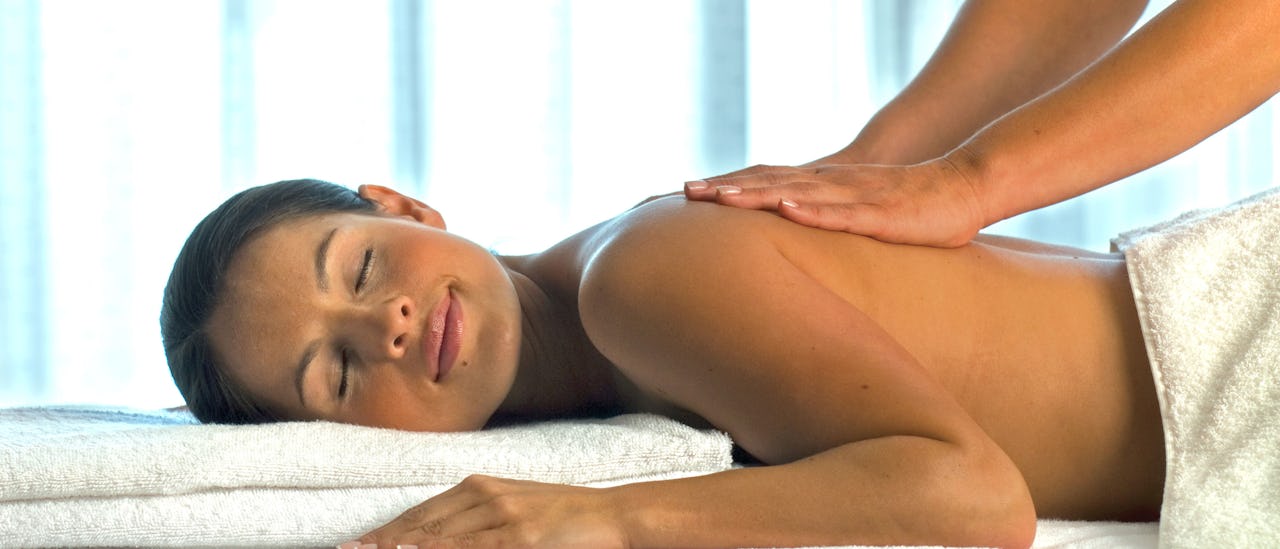 Massage – en av alla behandlingar som spa-avdelningen erbjuder (mot extra kostnad)