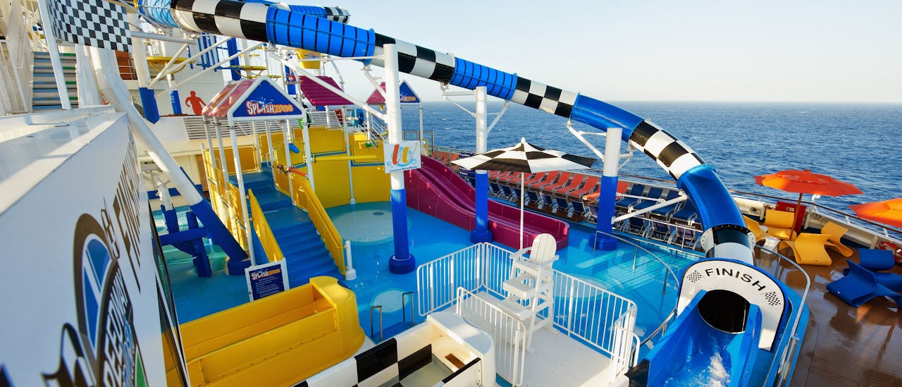 Svalkande åkturer i Carnival Waterworks