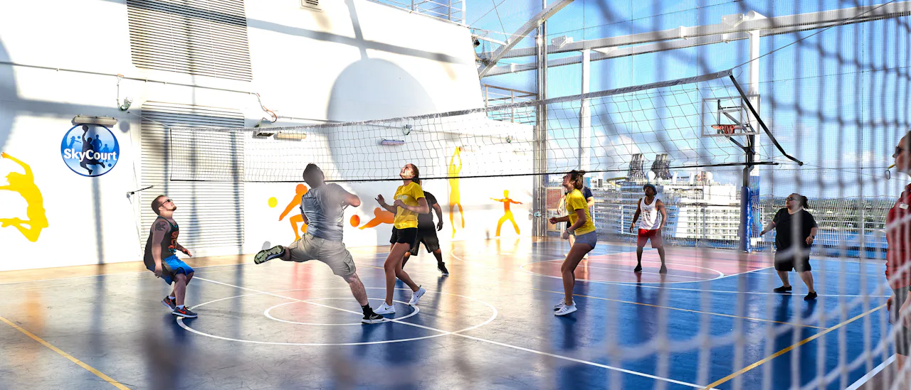 Spela volleyboll med havsutsikt