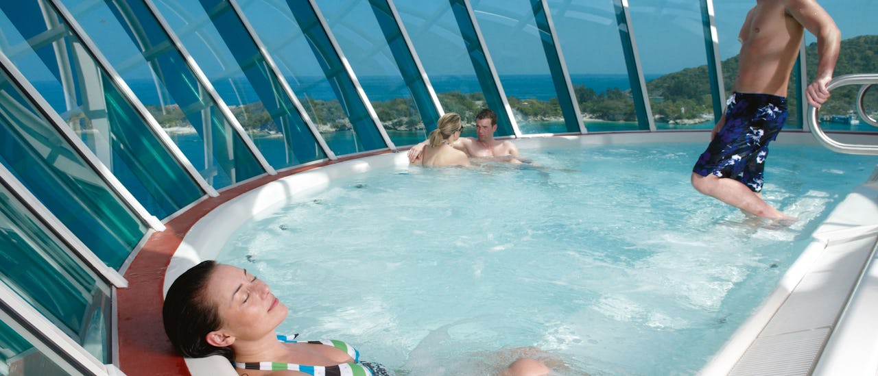Luta dig tillbaka i jacuzzin som hänger utanför fartygskroppen 30 meter ovanför vattenytan