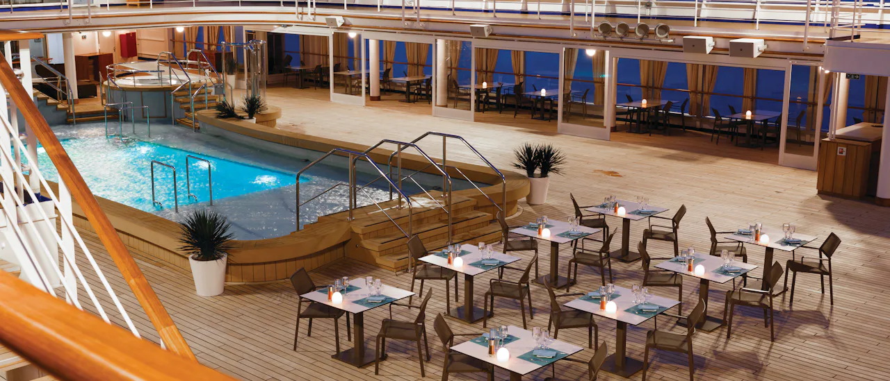 Njut av en elegant middag vid poolen på The Grill