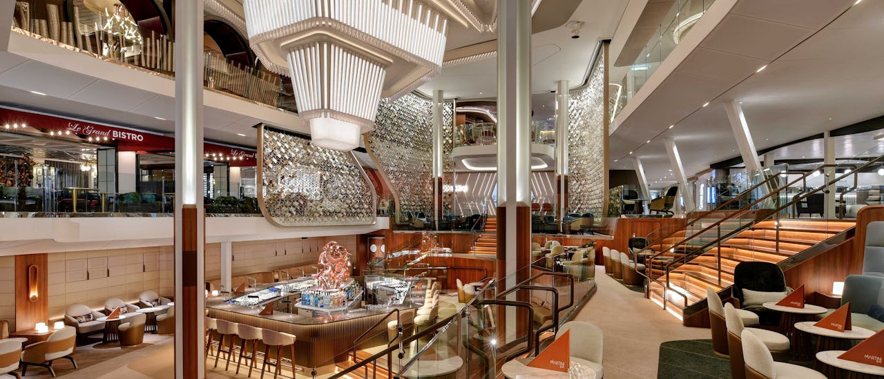 Grand Plaza omgiven av restauranger och med Martinibaren i centrum