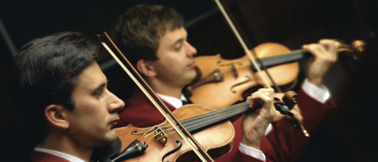 Solo föreställningar och musik föreställningar gör varje kväll livlig ombord