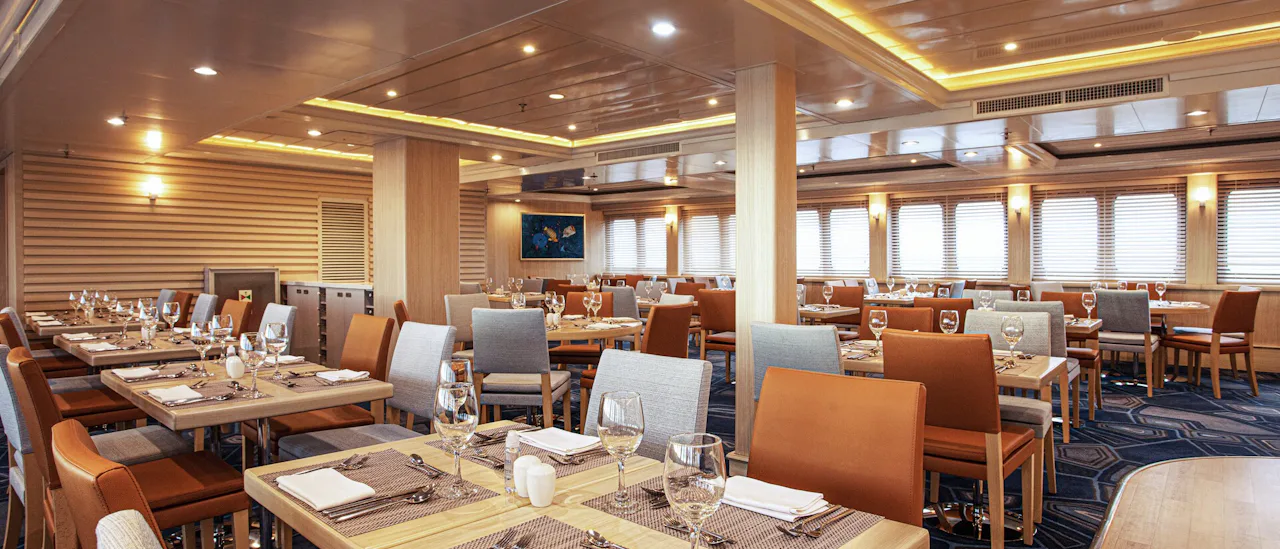 På nedersta däck finns Beagle Restaurant – en plats för att skämma bort dina sinnen och njuta av all den fantastiska mat som erbjuds