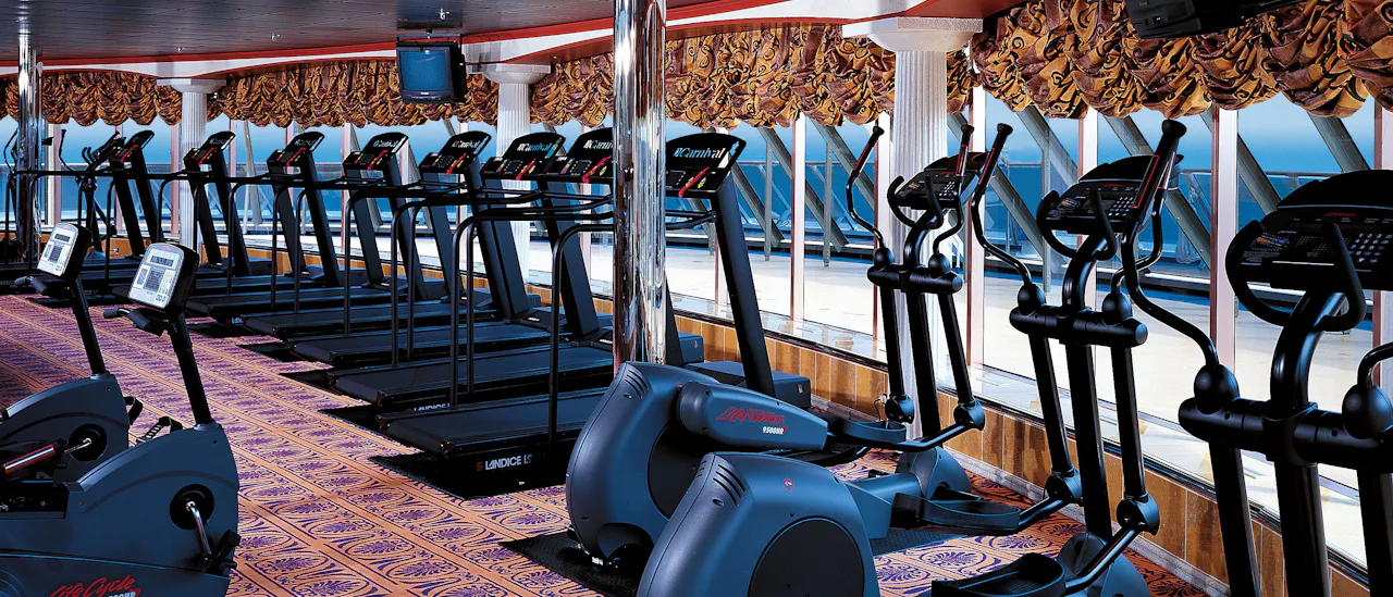 Träna med havsutsikt på ett välutrustat gym