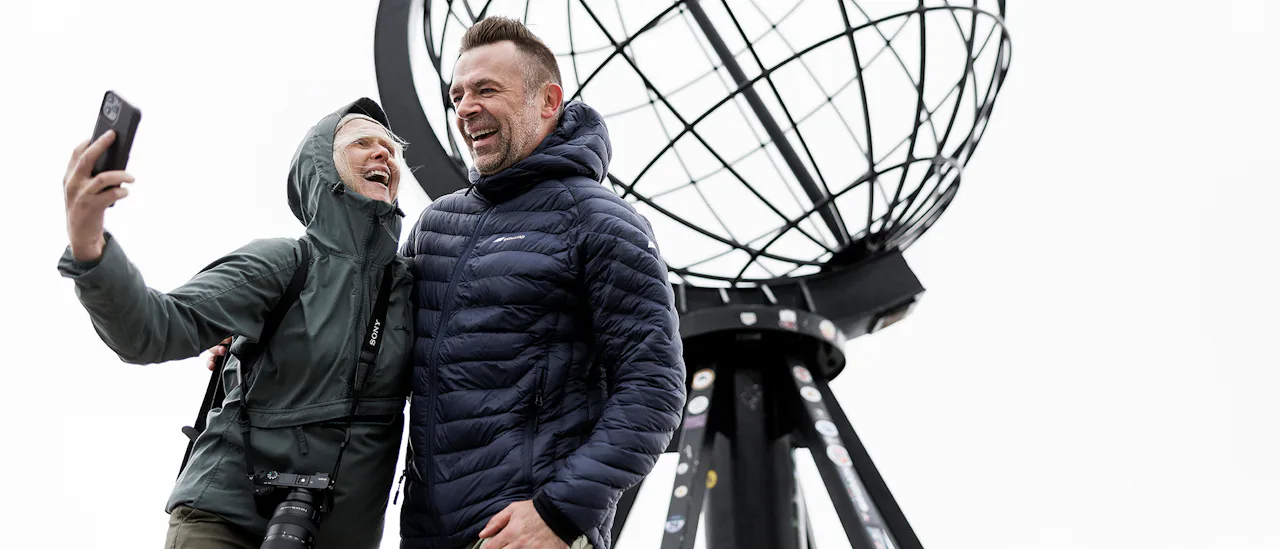 Njut av den storslagna utsikten från den världsberömda, 307 meter höga klippan Nordkapsplatån – Europas nordligaste punkt!
