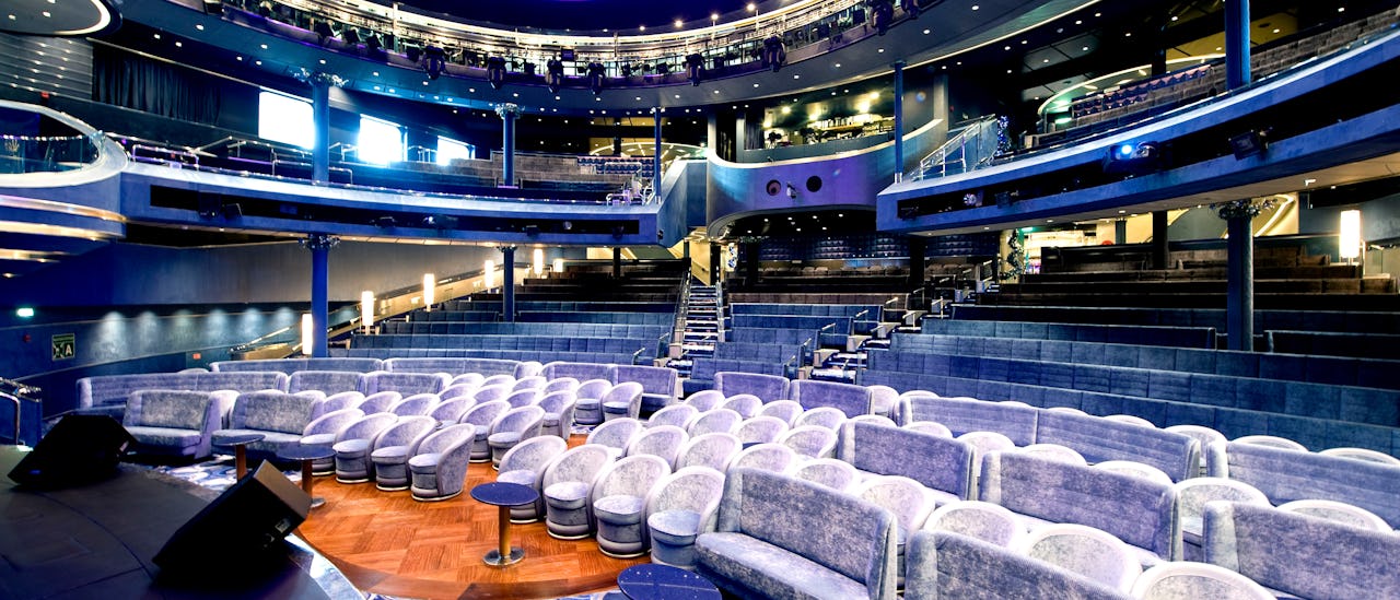 Shower, standup-comedy och andra artistuppträdanden i den stora teatern