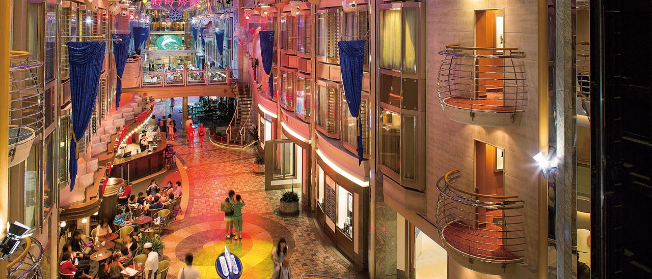 Strosa bland butiker, barer och restauranger på Royal Promenade