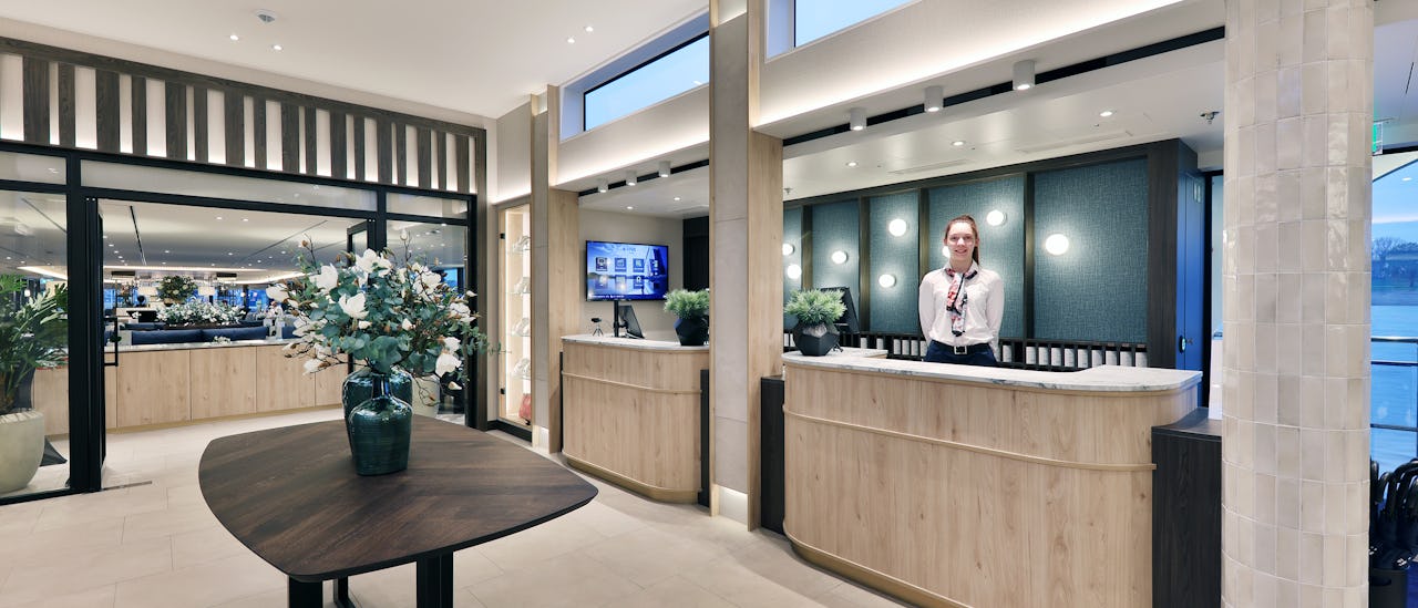 Du välkomnas ombord genom en välkomnande lobby