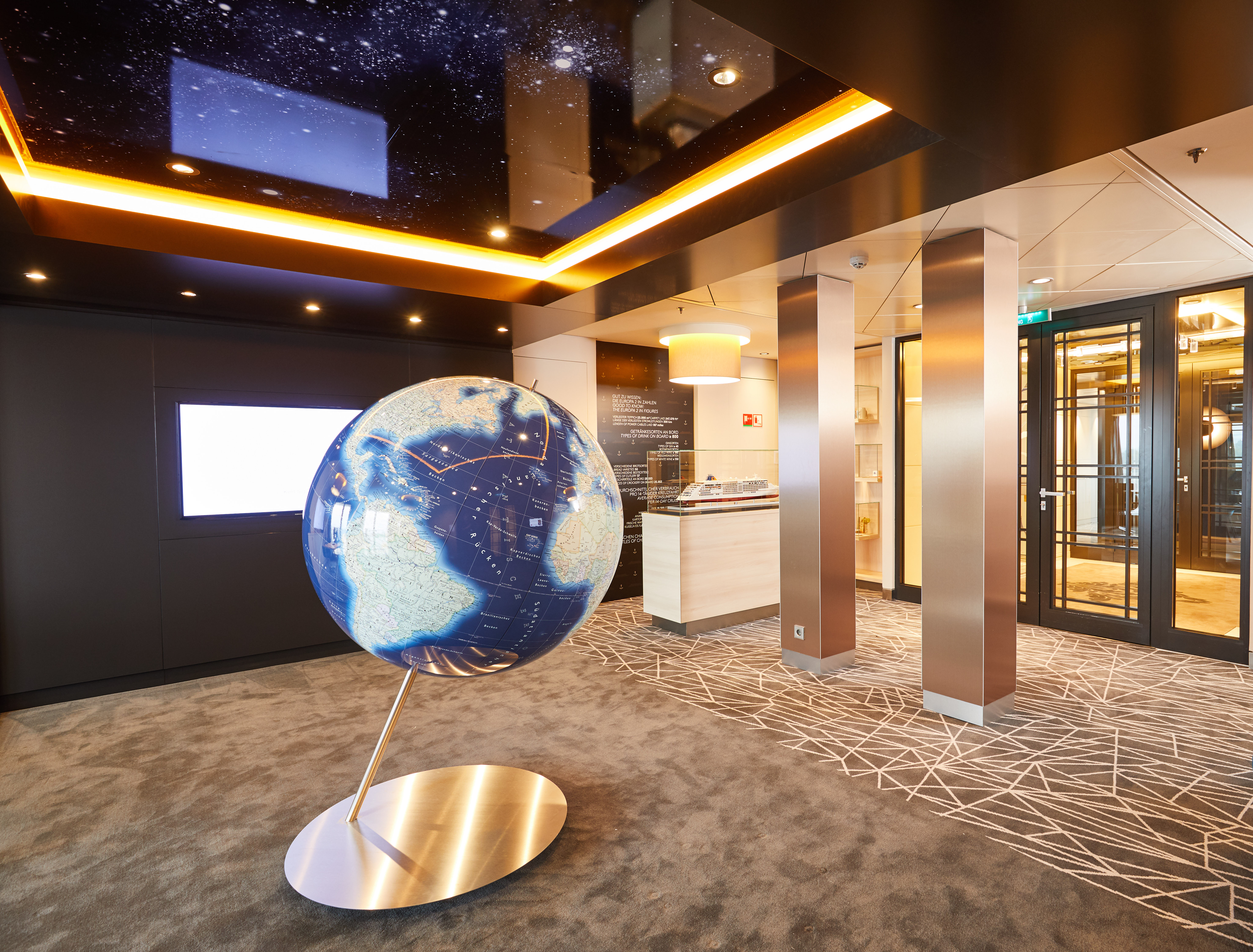 EUROPA 2-museet ligger i vänteområdet vid Cruise Sales Lounge