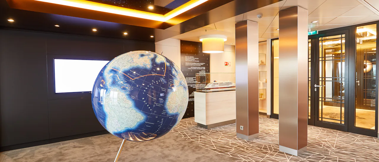 EUROPA 2-museet ligger i vänteområdet vid Cruise Sales Lounge