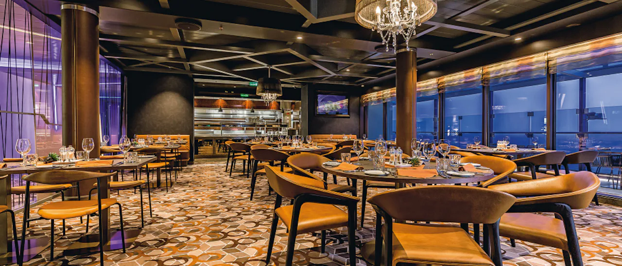 Njut av utsökta grillspecialiteter från land och hav, serverade à la carte på Surf & Turf Steakhouse