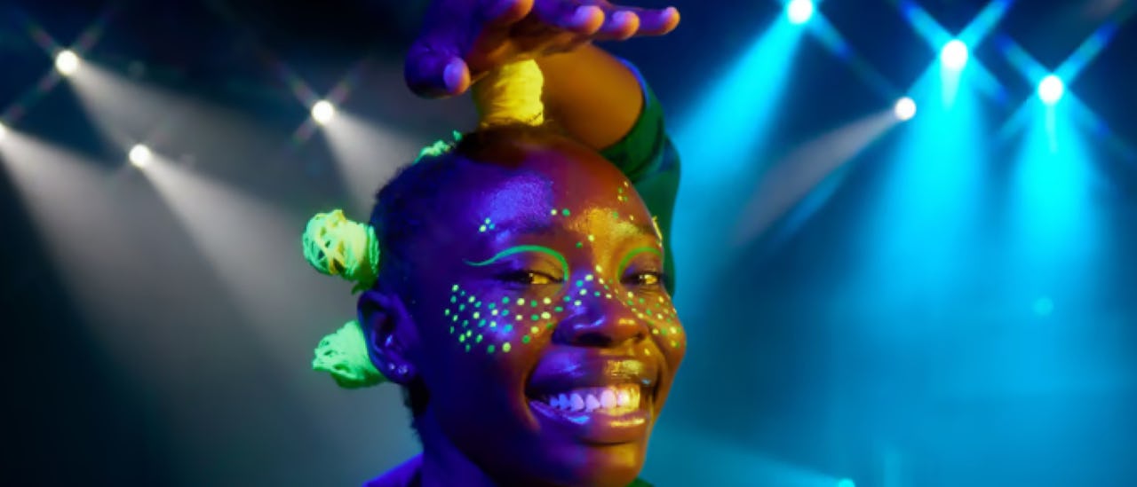 Välkommen till Scarlet Night – en oförglömlig kväll fylld med cirkusuppträdanden, interaktiva spel, karaoke, livemusik och mer...