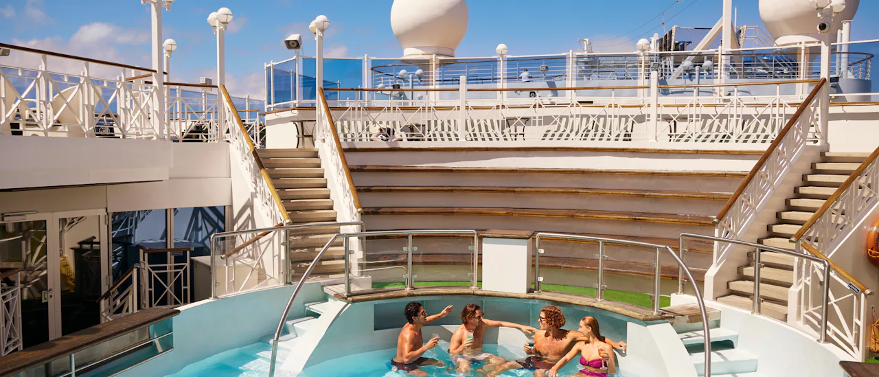 Byron Beach Club bjuder på en lyxig upplevelse med en privat pool, bubbelpooler och sittplatser på det översta däcket