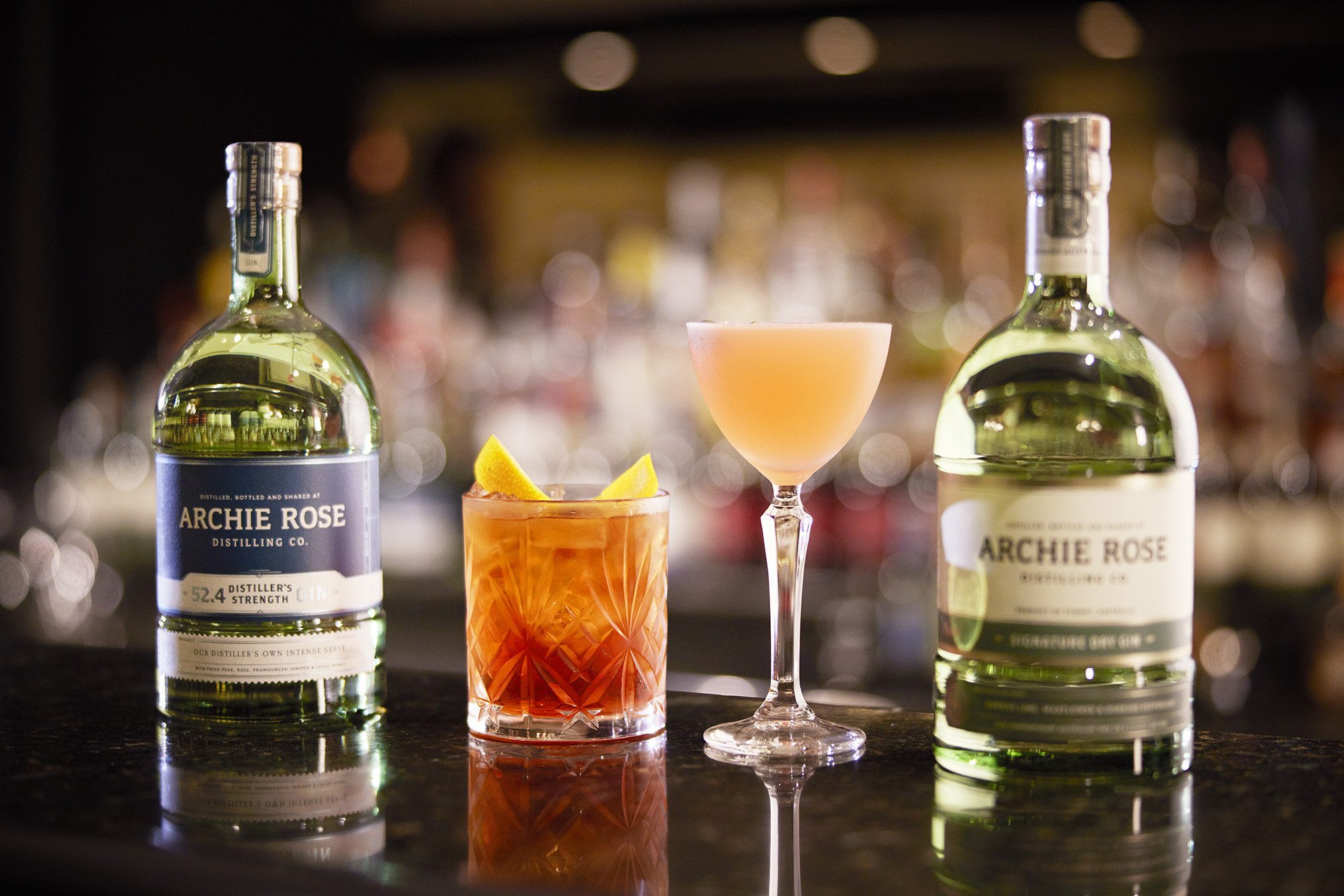 Njut av en elegant cocktail på Luke's Bar före middagen